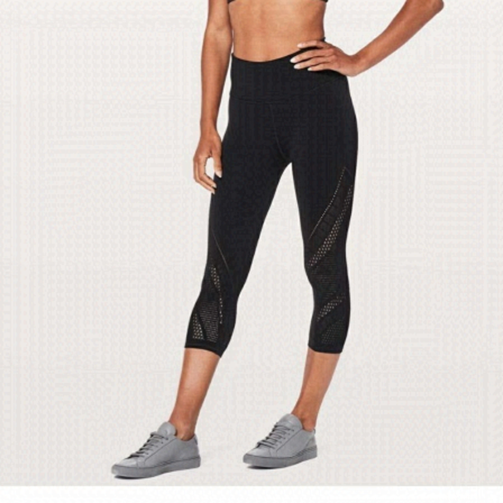 LULULEMON reveal crop interconnect 18” black